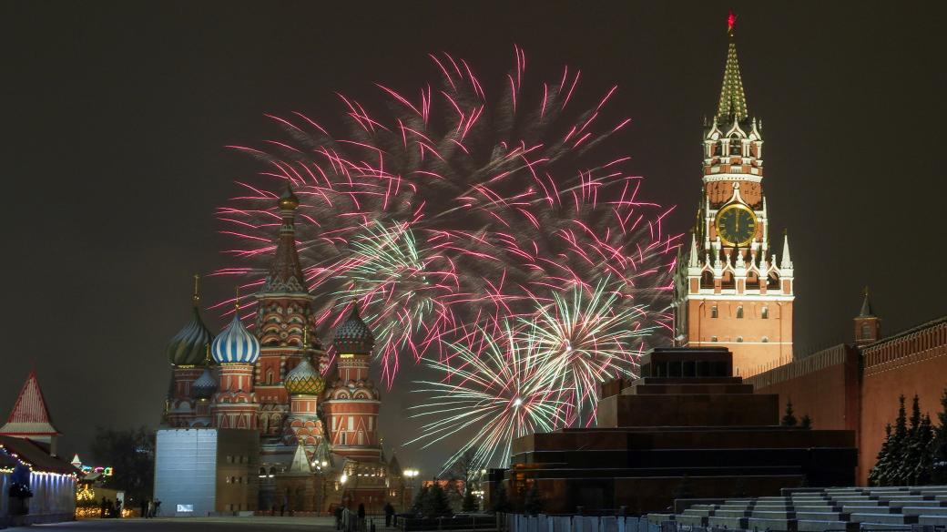 Oslavy během silvestrovské noci nad Kremlem a katedrálou Vasila Blaženého v Moskvě