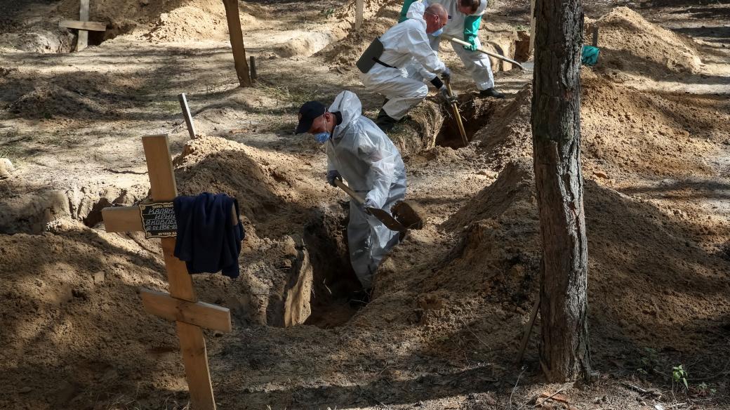 Ve stovkách hrobů v Izjumu leželi hlavně civilisté
