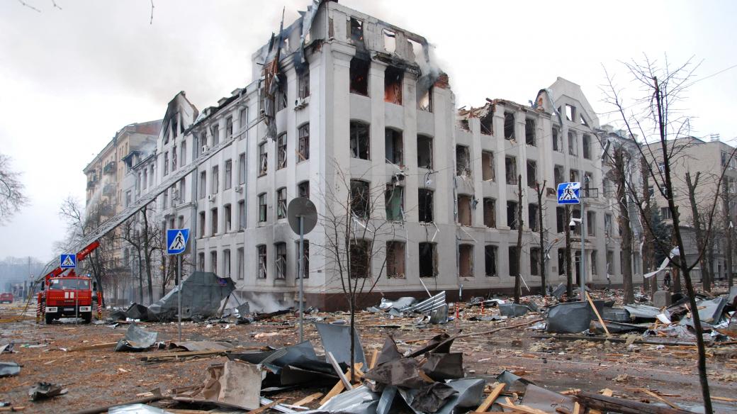 Národní univerzita v Charkově zasažená při ostřelování centra východoukrajinského města Charkov