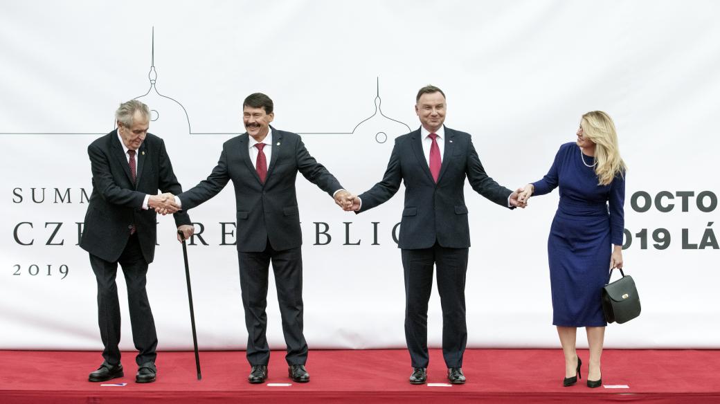 Prezidenti V4 jednají v Lánech. Miloš Zeman, János Áder, Andrzej Duda, Zuzana Čaputová.