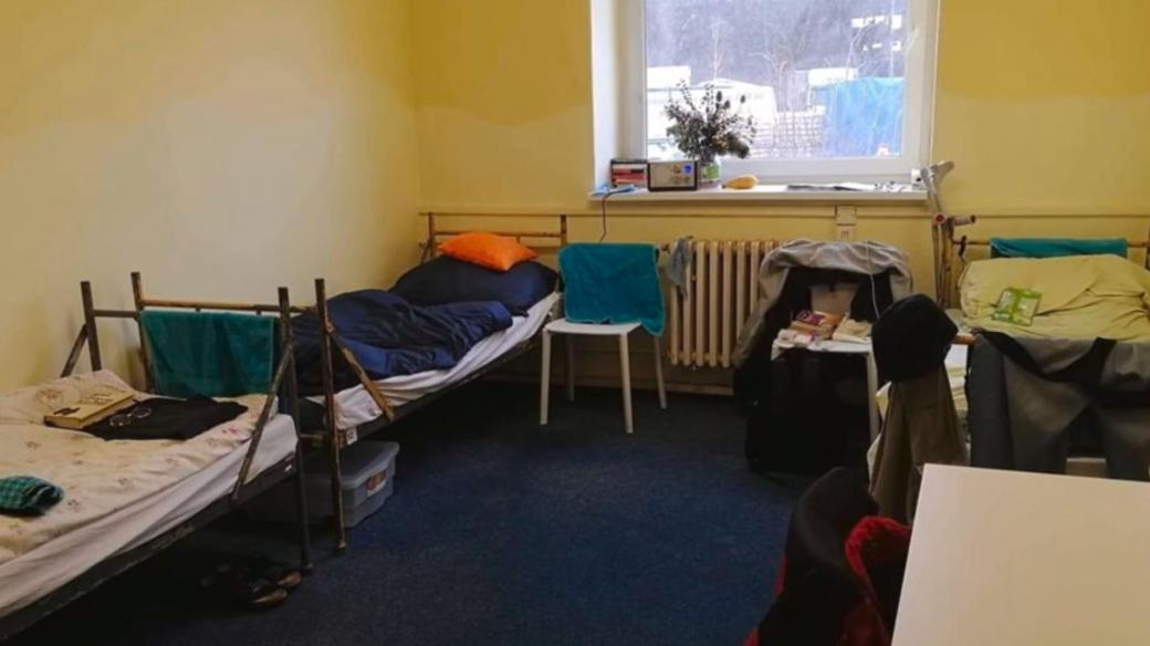 Podle radní pro sociální problematiku Mileny Johnové (Praha sobě) se nenaplnily obavy, že by lidé bez domova ubytovny a hostely ničili. Ukázka pokoje z humanitárního ubytování na Vackově.