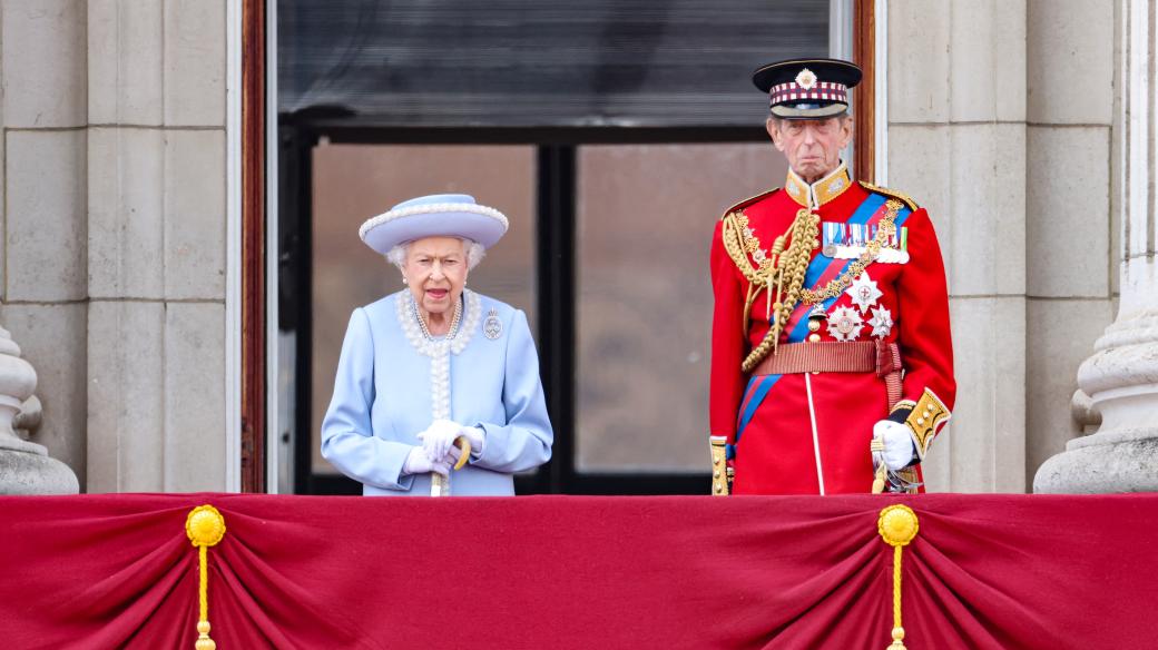 Královna Alžběta II. a princ Edward na balkoně Buckinghamského paláce