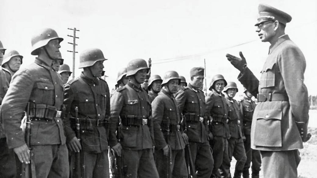 Generál Andrej Andrejevič Vlasov s příslušníky Ruské osvobozenecké armády
