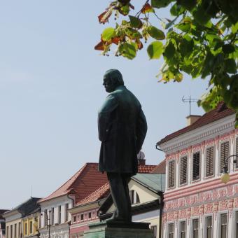 Socha Bedřicha Smetany na Smetanově náměstí v Litomyšli