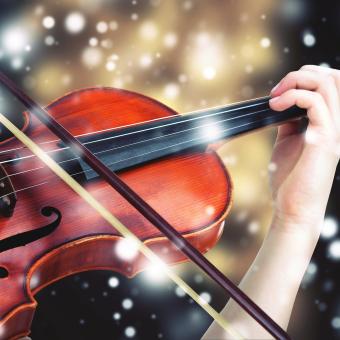 Housle, sníh, klasická hudba (ilustrační foto)