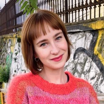 Hana Řičicová při cestě na komunitní kompost