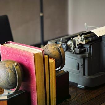 Psací stůl, psací stroj, retro kancelář