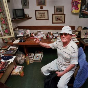 Bohumil Hrabal na své chatě v Kersku