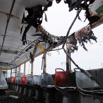 Zničená tramvaj po ruském ostřelování ukrajinského Charkova