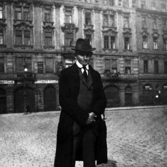 Spisovatel Franz Kafka na Staroměstském náměstí v letech 1920–21