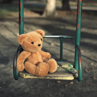 Medvídek na houpačce, plyšák