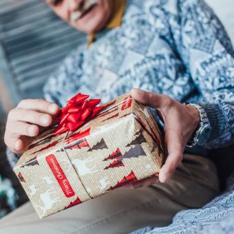 Senior dostává dárek