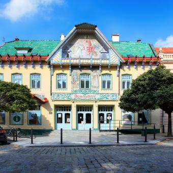 Dom kultúry podle návrhu Dušana Jurkoviče stojí na náměstí ve Skalici