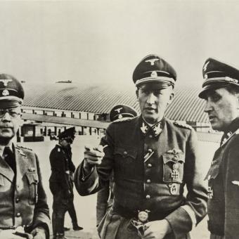 Heindrich Himmler (vlevo) a Reinhard Heydrich (uprostřed) v Paříži někdy mezi lety 1940 a 1942