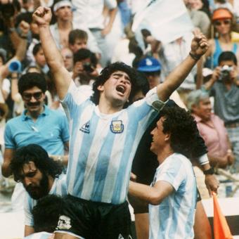 Diego Maradona slaví v Mexiko City s argentinským týmem vítězství nad Německem a titul mistrů světa