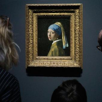 Historicky největší retrospektiva děl jednoho z nejznámějších umělců všech dob, barokního mistra Jana Vermeera v Amsterdamu