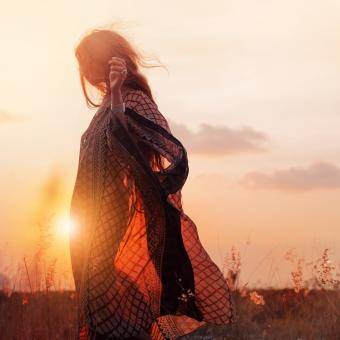 Silueta, žena, západ slunce (ilustrační foto)