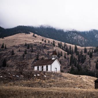 Opuštěný kostel na kanadském venkově