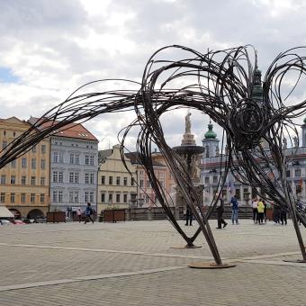Umění ve městě v Českých Budějovicích v roce 2020. Na snímku dílo Vlákna, jehož autorem je Jan Dostál