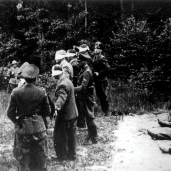 Snímek pořízený na popravišti v Lubech u Klatov 22. června 1942 zachycuje smrt deseti vlastenců, mezi nimi i pěti bývalých důstojníků čs. armády. Ti podle dochovaného popravčího protokolu jednohlasně zvolali: „Sláva, ať žije naše republika!“
