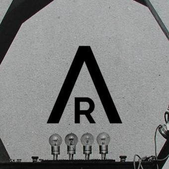 Spolupráci mezi archiváři a rešeršisty symbolizuje zkratka AR v logu projektu Auditorium