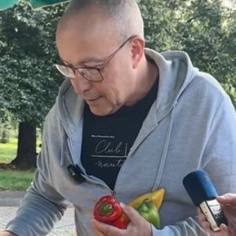 Jan Pokorný při nákupu na farmářském trhu