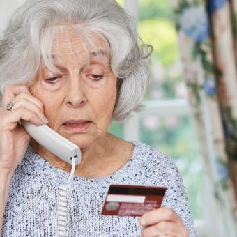 Seniorka, telefon, platební karta, šmejdi, podvod po telefonu, platba, podvodníci, nákup po telefonu. Ilustrační foto