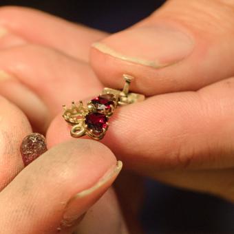 V turnovském družstvu Granát vznikají unikátní šperky z kamenů barvy holubičí krve