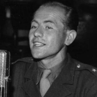 Emil Zátopek u rozhlasového mikrofonu (1948)