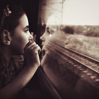Dětství, dívka u okna (ilustrační foto)