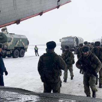 Ruští vojáci nastupují do vojenského letadla na cestě do Kazachstánu