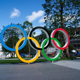 Olympijské kruhy před národním stadionem v Tokiu