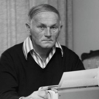 Spisovatel Bohumil Hrabal při práci ve svém pražském bytě v roce 1979