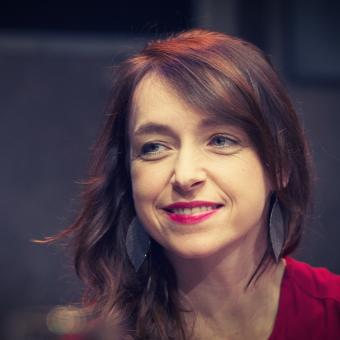 David Drábek: Vykřičené domy. Sólo pro ženu, muže, moderního vypravěče a spoustu předmětů