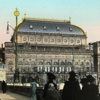 Národní divadlo: pohled z nového mostu (kolem roku 1905)