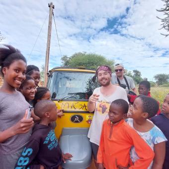 O jízdu tuktukem je mezi botswanskými dětmi velký zájem