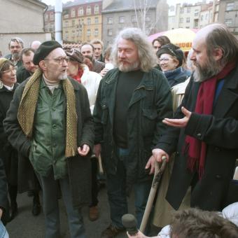 80. narozeniny spisovatele Bohumila Hrabala, zleva: Bohumil Hrabal, Egon Bondy, Oldřich Hamera a Ivo Krobot