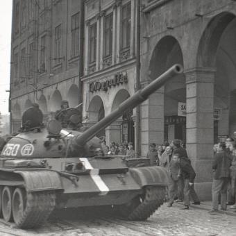 21. srpen 1968 v Liberci. Tank, lidé a zmatek před radnicí