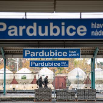 Cestující na nádraží v Pardubicích dělí od stavebního ruchu ploty