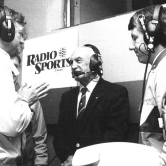 Mike Buckna (uprostřed) na pražském MS v ledním hokeji při rozhovoru pro kanadský rozhlas (3. 5. 1985)