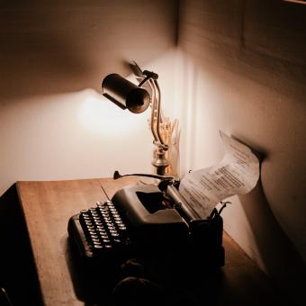 Psací stroj, psací stůl, lampa, kancelář