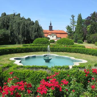Vodotrysk v parku nedaleko zámku