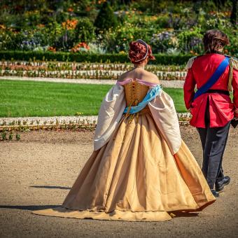 Princezna a princ v zámecké zahradě