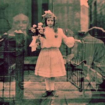 Okultismus, dívka s kyticí (ilustrační foto)