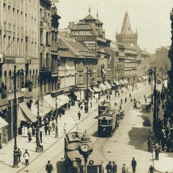 Praha, polední ruch na křižovatce Václavského náměstí, ulice Na Příkopě, uličky Na můstku a ulice Ovocné, 1923
