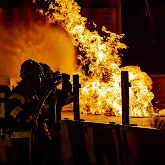 Hasiči hasí požár (ilustrační foto)