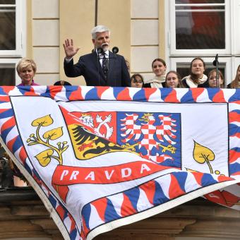 Prezident  Petr Pavel odhalil z hradního balkonu prezidentskou standartu, kterou během mandátu Miloše Zemana vyměnila skupina Ztohoven za rudé trenýrky