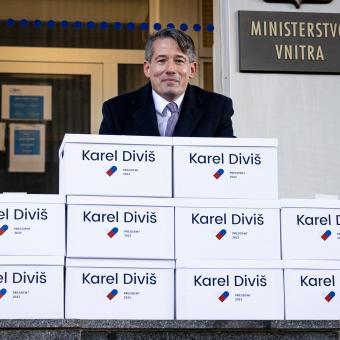 Kandidát na prezidenta Karel Diviš odevzdal 8. listopadu 2022 sesbírané podpisy na ministerstvu vnitra