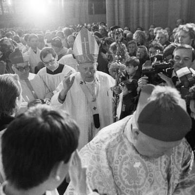 J. Em. kardinál František Tomášek při děkovné mši za svatořečení sv. Anežky české v chrámu sv. Víta v Praze dne 25.11.1989.