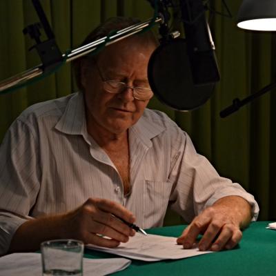 Herec Jan Vlasák při natáčení minutové hry Vědecká elita